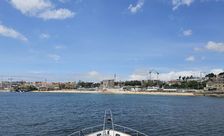 Esta perspetiva, reforça o encanto de Cascais como destino turístico de excelência, ideal para passeios de barco, turismo náutico e experiências inesquecíveis junto ao oceano.