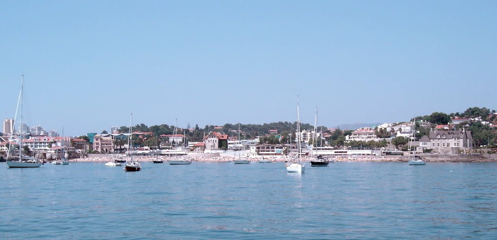Barcos fondeados en la bahía de Cascais