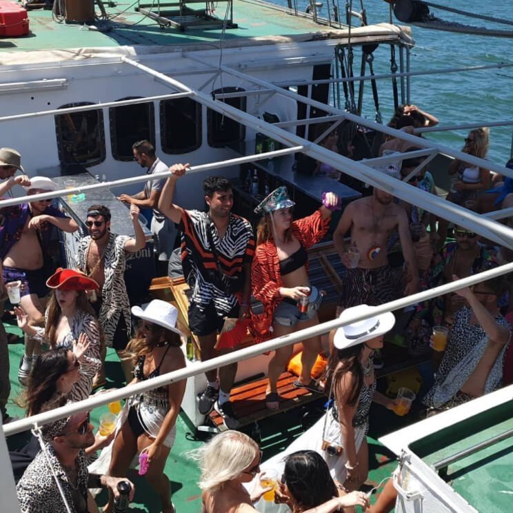 Evento com DJ e festa a bordo, pessoas a dançar