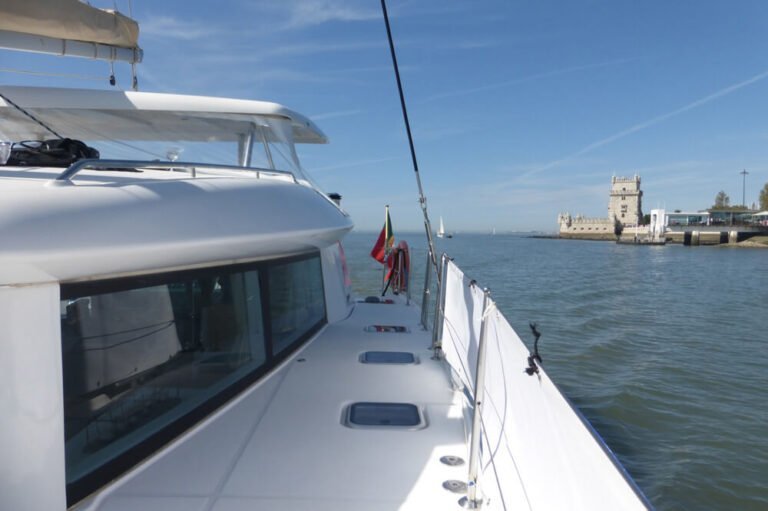 Perspetiva desde um catamaran com a Torre de Belém ao fundo