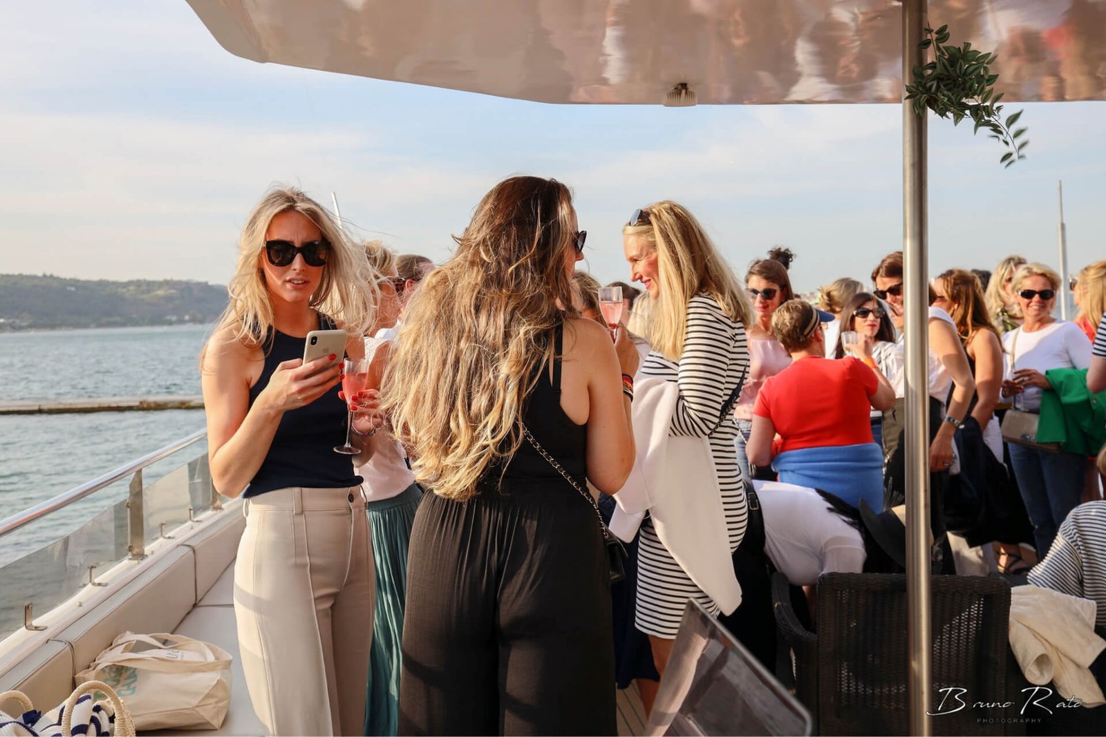 Pessoas num catamaran a divertirem-se durante um evento corporativo