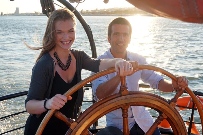 Eventos Team Building, casal ao leme do veleiro