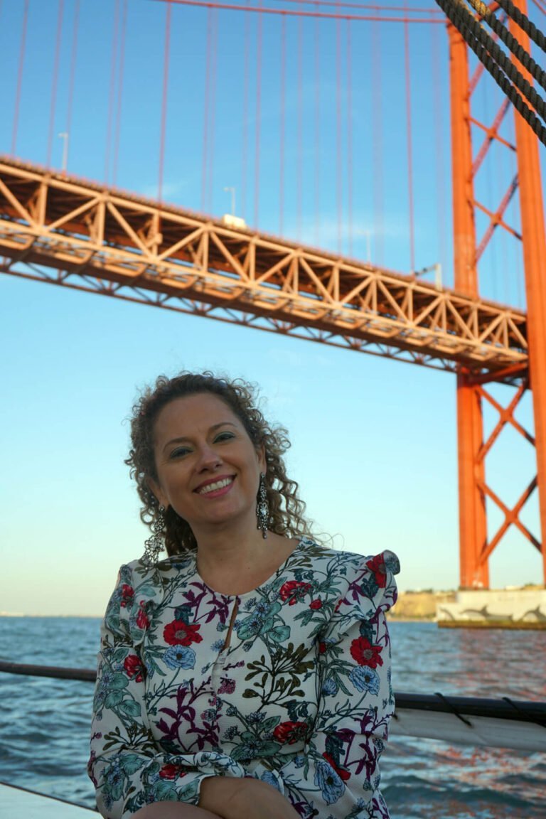 Eventos Team Building, mulher num veleiro a passar por baixo da ponte sobre o Tejo
