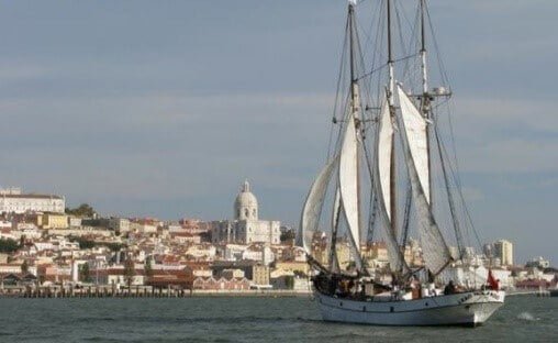 Veleiro clássico com Lisboa ao fundo