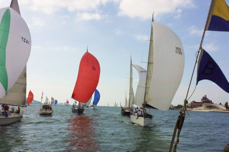 Veleiros durante uma regata