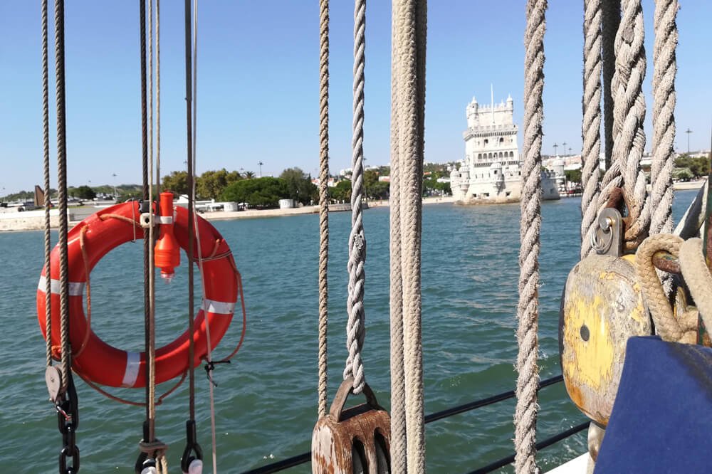 Vue sur la tour de Belém à bord d'un voilier classique