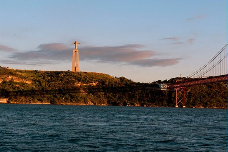 Cristo Rei ao pôr do sol