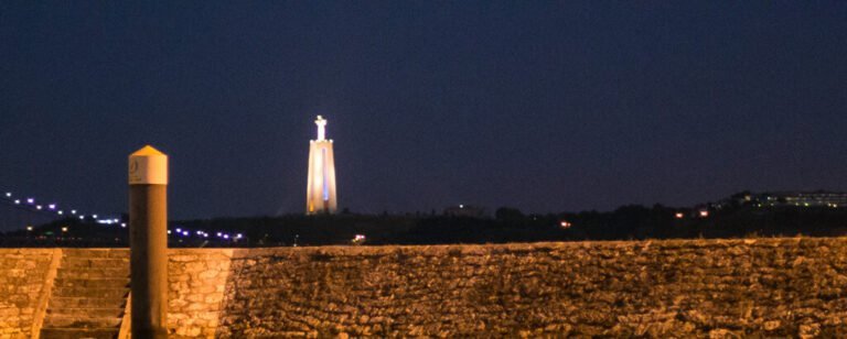 Paisagem com o Cristo Rei iluminado