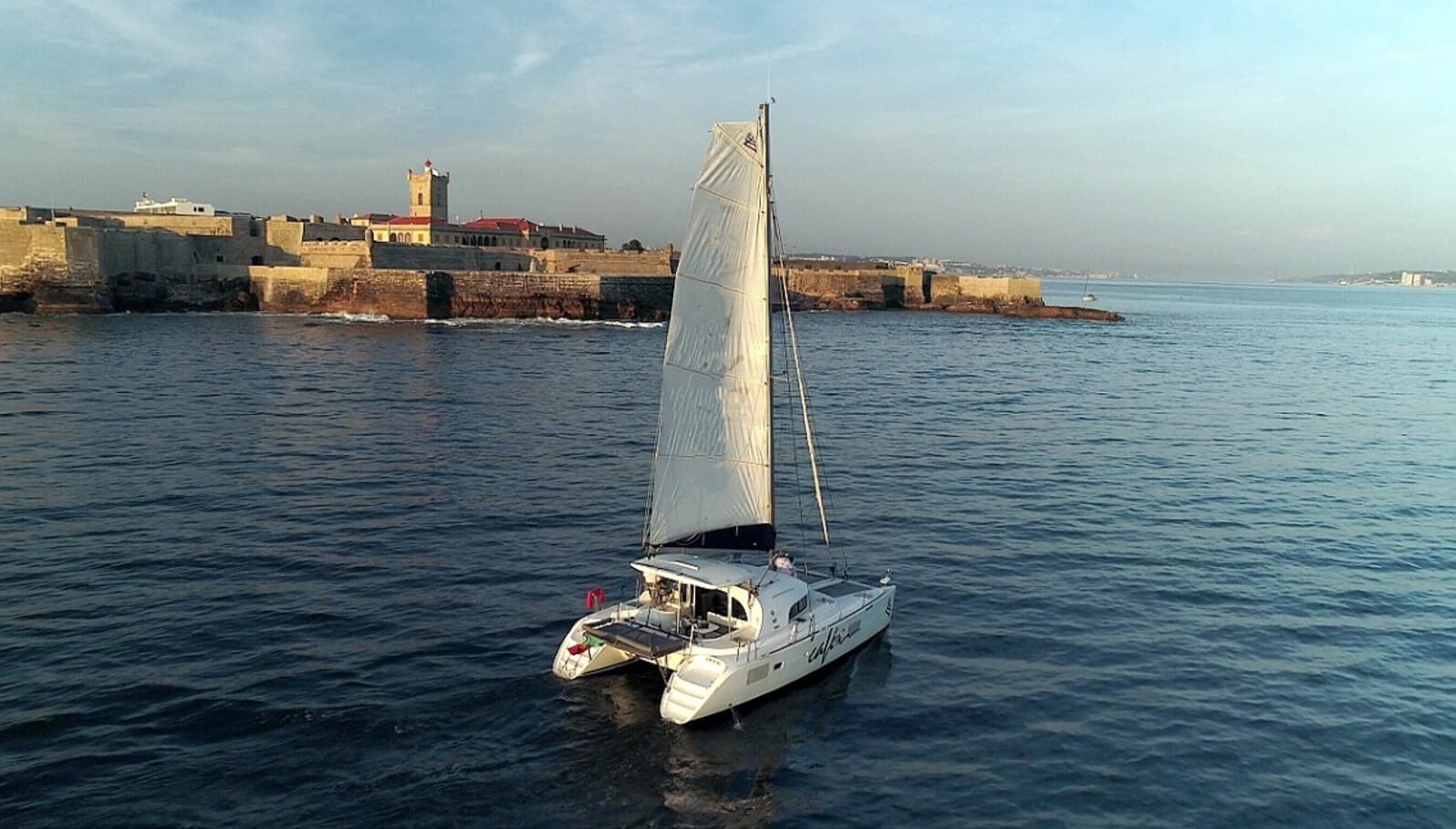 Catamarã com vista para o Forte de São Julião da Barra, no passeio pelo rio