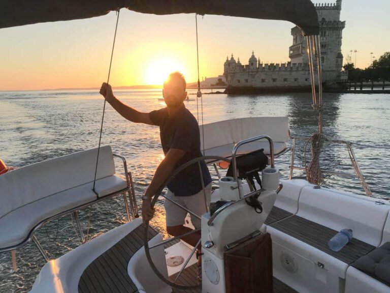 Skipper a aproveitar o pôr do sol, com a Torre de Belém de fundo