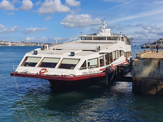 LVT na doca de Alcântara (também conhecida como doca do Espanhol). Dos maiores barcos do rio Tejo