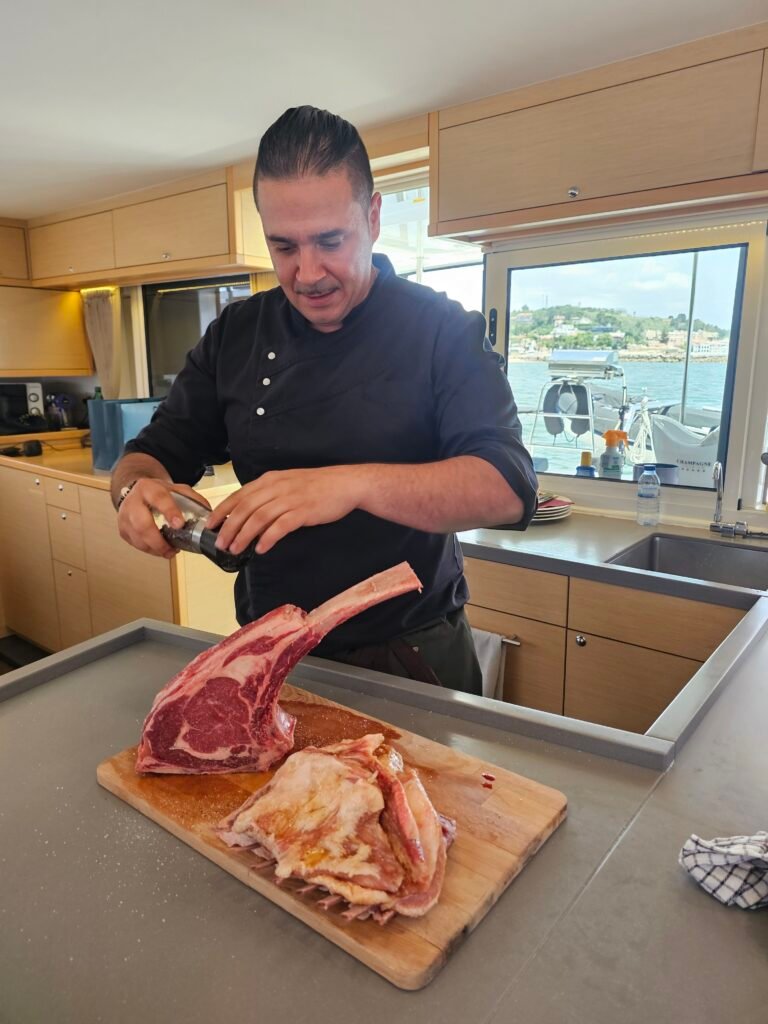 O nosso chef profissional dá vida a uma experiência gastronómica memorável, manuseando cortes de carne de qualidade superior na cozinha equipada do catamarã