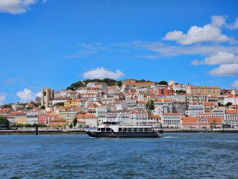 Bairro de Alfama visto desde o Rio Tejo, durante um passeio privado com a Lisbon Sight Sailing