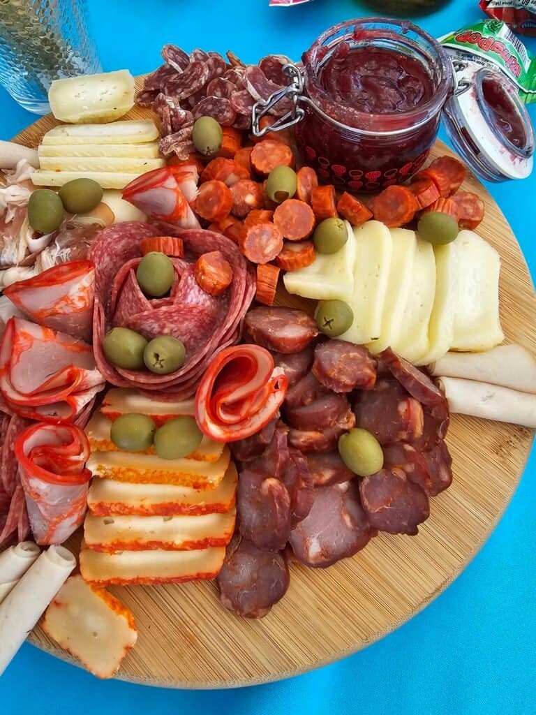 Uma seleção sofisticada de queijos artesanais e enchidos premium, harmonizada com azeitonas e acompanhamentos gourmet. Ideal para desfrutar momentos especiais a bordo, com o sabor e a elegância que um passeio no mar merece.