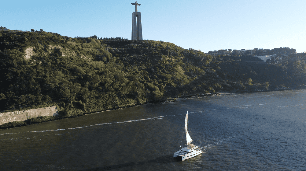Vista panorâmica com o Veleiro e o Cristo Rei no Rio Tejo, em Lisboa
