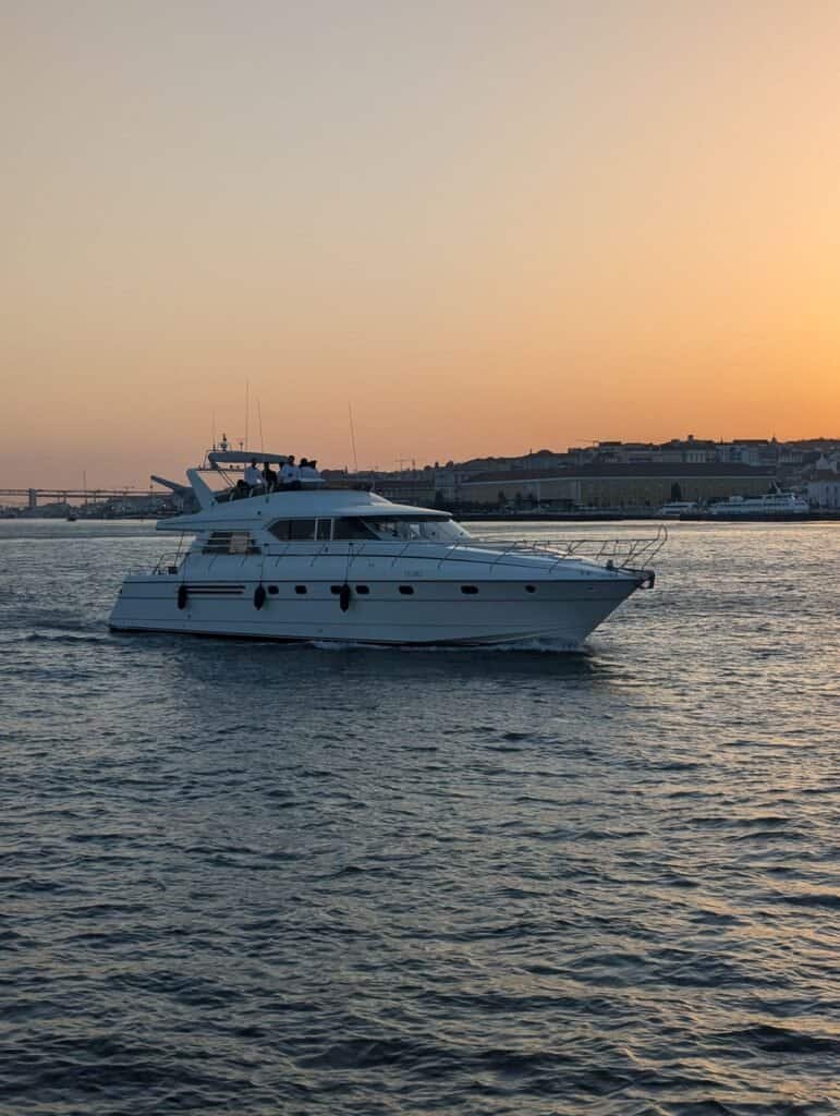 O Princess 65 proporciona um cenário mágico durante o sunset, perfeito para celebrações privadas ou experiências românticas