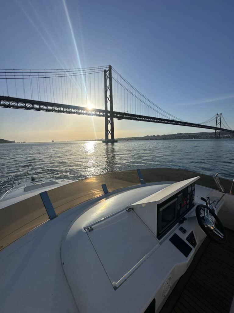Descubra Lisboa de uma nova perspetiva a bordo do Princess 65, passando sob um dos ícones da cidade.