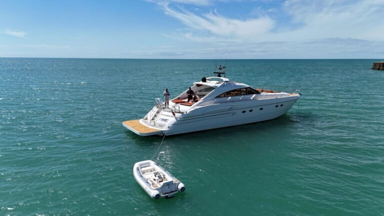 Barco no alto mar em Vilamoura