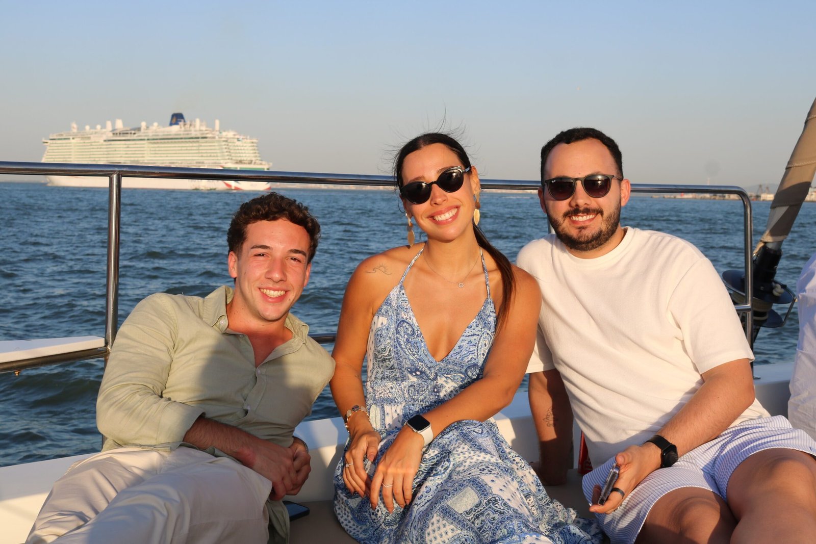 Três concierges de hotéis de luxo desfrutam de um momento descontraído a bordo, durante o evento exclusivo da Lisbon Sight Sailing no Rio Tejo