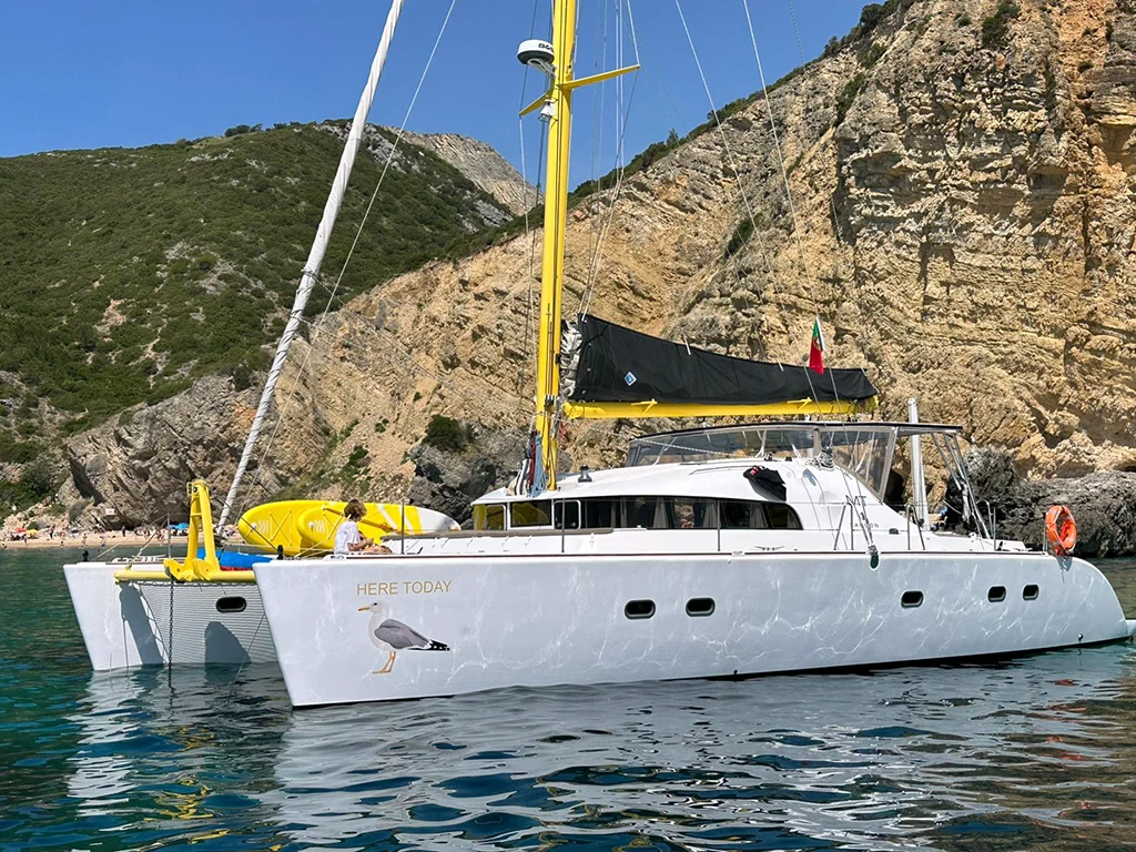 Catamaran fundeado na Serra da Arrábida